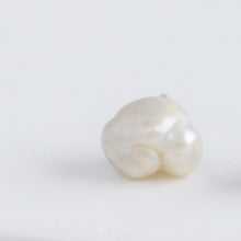 Load image into Gallery viewer, Petit keshi pearl studs
