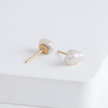 Load image into Gallery viewer, Petit keshi pearl studs

