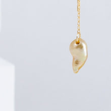 Load image into Gallery viewer, Kidney gold pearl drop earrings

