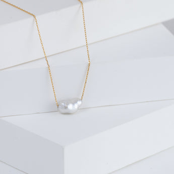 Kidney white pearl necklace