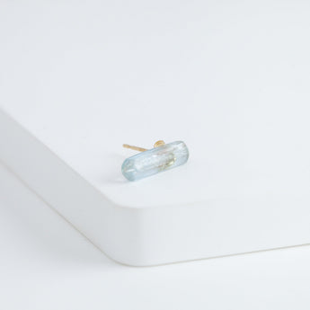 Rough stone aquamarine stud