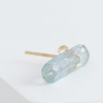Rough stone aquamarine stud