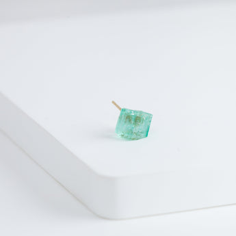 Rough stone emerald stud