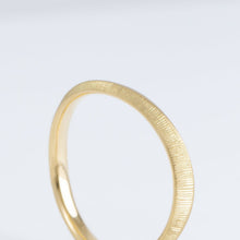 Load image into Gallery viewer, Currents 2.8mm yellow gold ring
