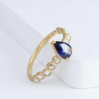 Pebble little one-of-a-kind pear shaped bi-color sapphire ring
