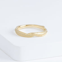 Load image into Gallery viewer, Eucalyptus 3.0mm yellow gold ring
