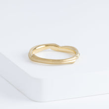 Load image into Gallery viewer, Eucalyptus 3.0mm yellow gold ring
