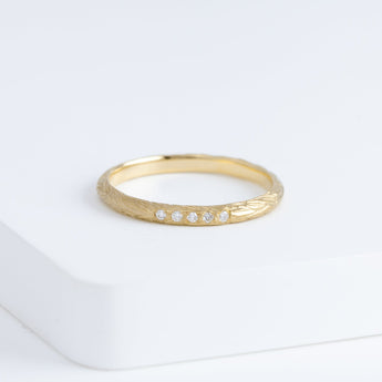 Plumage timeless 2.0mm yellow gold ring with five diamonds