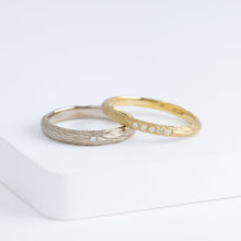 Load image into Gallery viewer, Plumage timeless 2.0mm yellow gold ring with five diamonds

