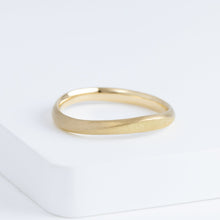 Load image into Gallery viewer, Currents 2.8mm yellow gold ring
