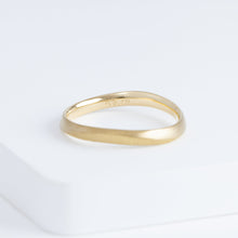 Load image into Gallery viewer, Currents 2.8mm yellow gold ring

