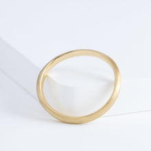 Load image into Gallery viewer, Currents 2.8mm yellow gold ring
