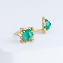 Load image into Gallery viewer, Spread sugarloaf emerald studs
