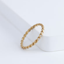 Load image into Gallery viewer, Twist diamonds ring
