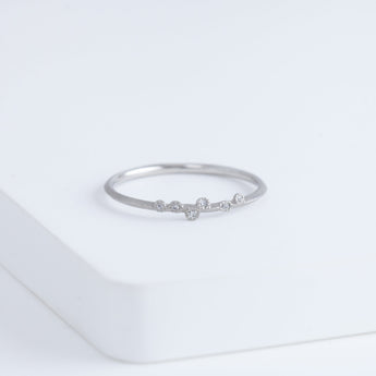 Spread six diamonds platinum ring