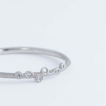 Spread six diamonds platinum ring