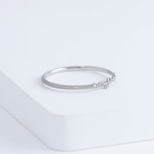 Load image into Gallery viewer, Spread six diamonds platinum ring
