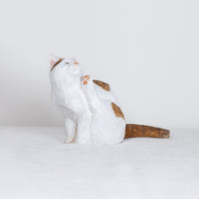 Load image into Gallery viewer, Ryoji Bannai - #2605 Brown and white tabby scratching cat
