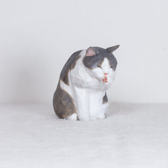 Ryoji Bannai - #2607 Gray and white cleaning cat