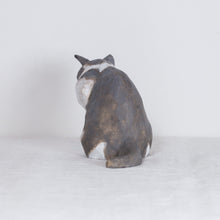 Load image into Gallery viewer, Ryoji Bannai - #2607 Gray and white cleaning cat
