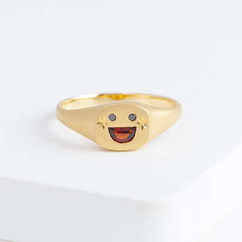 Small happy face signet ring with sparkly cheeks (18K Yellow Gold)