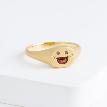 Small happy face signet ring with sparkly cheeks (18K Yellow Gold)