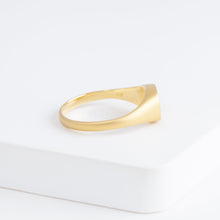 Load image into Gallery viewer, Small happy face signet ring with sparkly cheeks (18K Yellow Gold)

