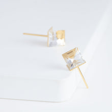 Load image into Gallery viewer, Reflection quartz studs
