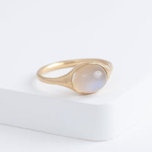 Load image into Gallery viewer, Maxi Yui moonstone ring
