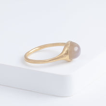 Load image into Gallery viewer, Maxi Yui moonstone ring
