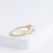 Load image into Gallery viewer, Maxi Yui moonstone ring
