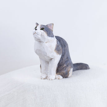 Ryoji Bannai - #2512 Mackerel tabby and white sitting cat
