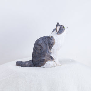 Ryoji Bannai - #2512 Mackerel tabby and white sitting cat