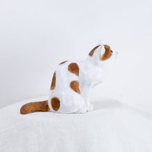 Load image into Gallery viewer, Ryoji Bannai - #2516 Orange and white sitting cat
