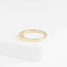 Load image into Gallery viewer, Unite yellow gold ring with old mine cut diamond
