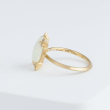 Load image into Gallery viewer, Spread Australian opal ring
