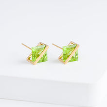 Load image into Gallery viewer, Band square peridot studs
