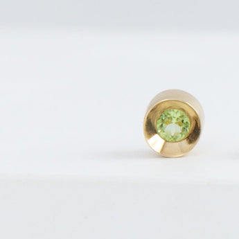 Spot peridot studs