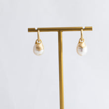 Load image into Gallery viewer, Platy white south sea pearl hoop earrings
