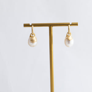 Platy white south sea pearl hoop earrings