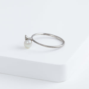 Baby Akoya pearl single pearl diamond platinum ring