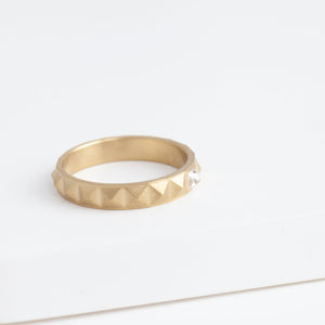 Studs yellow gold ring with diamond