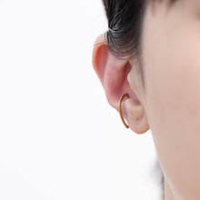 Load image into Gallery viewer, Crest spear ear cuff
