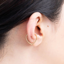 Load image into Gallery viewer, Crest spear ear cuff with diamonds
