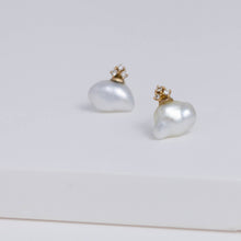 Load image into Gallery viewer, Ballon white pearl stud
