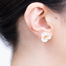 Load image into Gallery viewer, Plum flower pearl butterfly earrings
