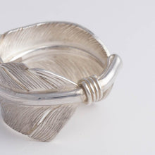 Load image into Gallery viewer, Silver large feather ring
