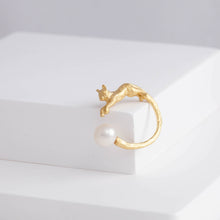 Load image into Gallery viewer, Cat and pearl ring
