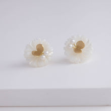 Load image into Gallery viewer, Daisy pearl butterfly earrings
