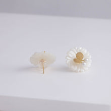 Load image into Gallery viewer, Daisy pearl butterfly earrings
